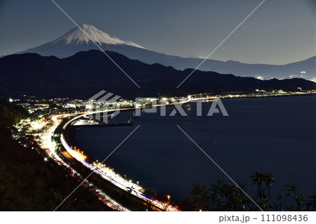 月下富士と工場夜景　＜さった峠＞ 111098436