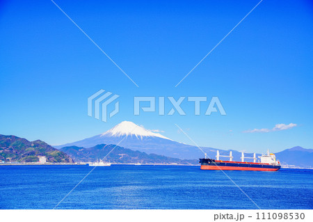 （静岡県）富士山を背に、清水港を航行する船舶 111098530
