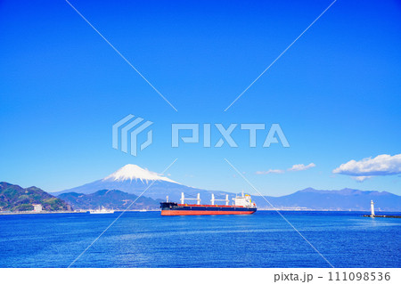 （静岡県）富士山を背に、清水港を航行する船舶 111098536