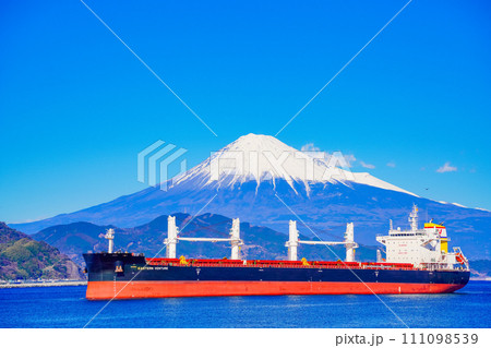 （静岡県）富士山を背に、清水港を航行する船舶 111098539