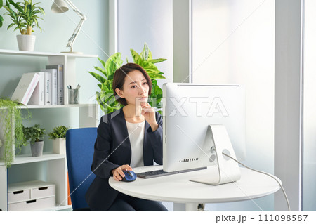 パソコンで作業する女性 111098587