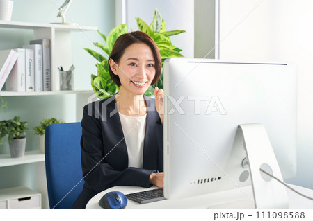パソコンで作業する女性 パソコンで作業する女性 111098588