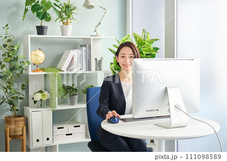 パソコンで作業する女性 111098589