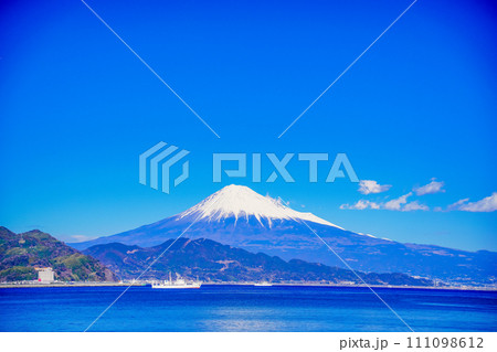（静岡県）富士山を背に、清水港を航行する船舶 111098612
