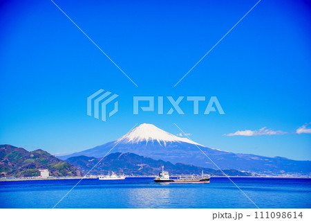 (静岡県)富士山を背に、清水港を航行する船舶 (静岡県)富士山を背に、清水港を航行する船舶 111098614