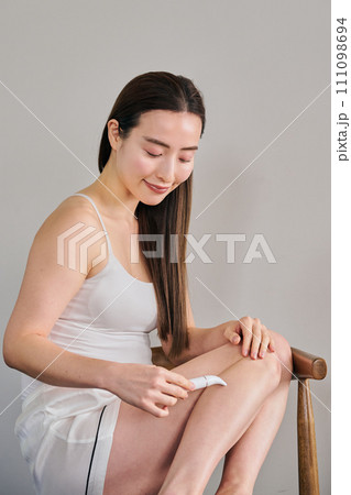 電気シェーバーですね毛を剃る30代女性 111098694