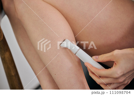電気シェーバーですね毛を剃る30代女性 111098704