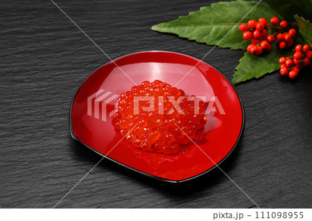 おせち料理その10-2_赤皿のいくら_背景黒 111098955