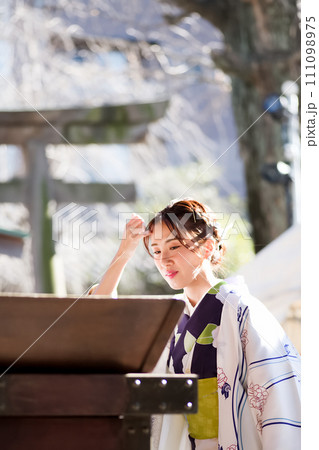 初詣に来た若い女性 111098975