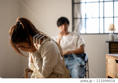 物悲しい人物のイメージカット 物悲しい人物のイメージカット 111099018