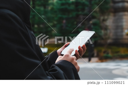 街を散策する人 111099021