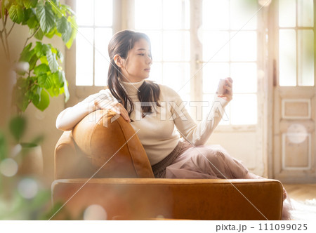 ハウススタジオでの自然光ポートレート 111099025