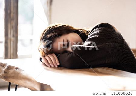 物悲しい人物のイメージカット 物悲しい人物のイメージカット 111099026