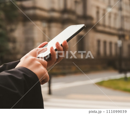 街を散策する人 街を散策する人 111099039