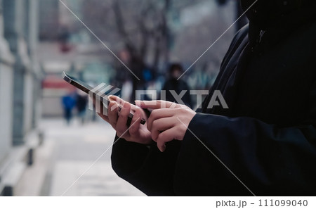 街を散策する人 街を散策する人 111099040