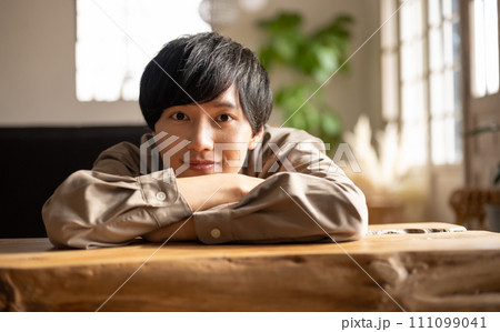 かっこいい男性のポートレート カジュアルウェア かっこいい男性のポートレート カジュアルウェア 111099041