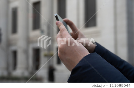 街を散策する人 街を散策する人 111099044