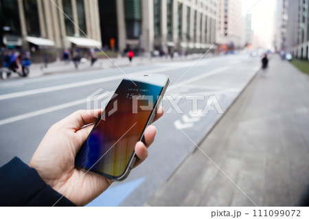 街を散策する人 111099072