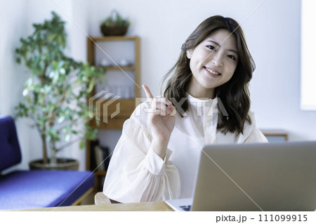 リビングでオンライン会議をする若い女性 111099915