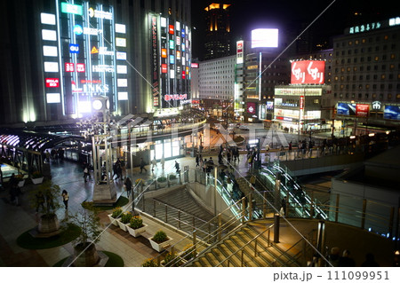 夜のカリヨン広場 111099951