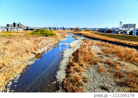 万願寺歩道橋/ふれあい橋より下流、新井橋/浅川方向を望む(東京都日野市)【2024.1】 万願寺歩道橋/ふれあい橋より下流、新井橋/浅川方向を望む(東京都日野市)【2024.1】 111100179