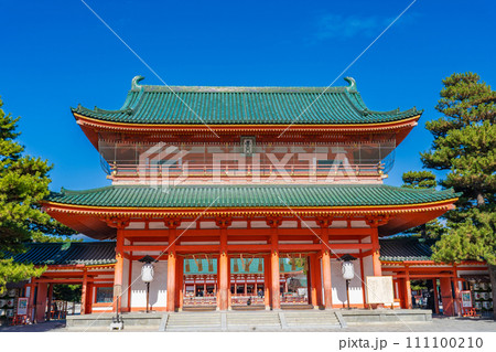 京都市左京区　平安神宮の朱色の復元応天門 111100210
