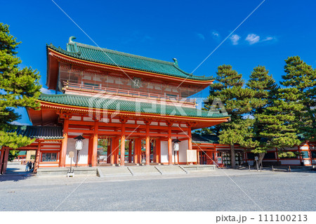 京都市左京区　平安神宮の朱色の復元応天門 111100213