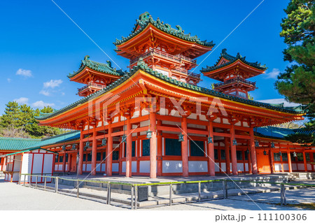京都市左京区　平安神宮の蒼龍楼 111100306
