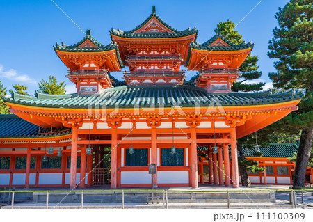 京都市左京区　平安神宮の蒼龍楼 111100309