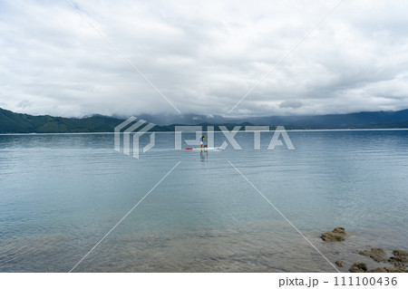 秋の田沢湖を横断するボード 111100436