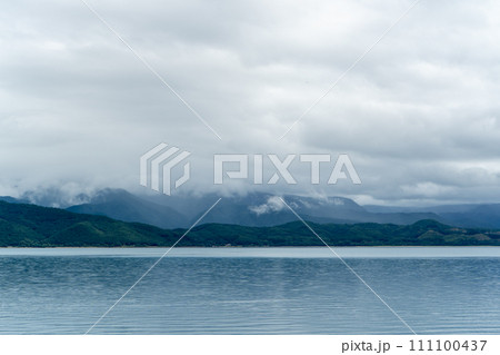秋の田沢湖を覆う雲 秋の田沢湖を覆う雲 111100437