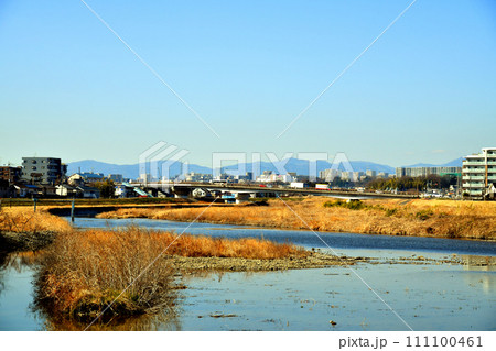 万願寺歩道橋／ふれあい橋付近より上流、高幡橋／浅川、豊田駅方向を望む(東京都日野市)【2024.1】 111100461