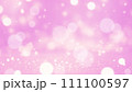 明るいピンクの背景にキラキラ輝く光の素材 111100597
