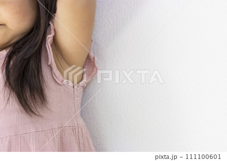 小さい女の子の脇の接写(3歳、日本人) 小さい女の子の脇の接写(3歳、日本人) 111100601