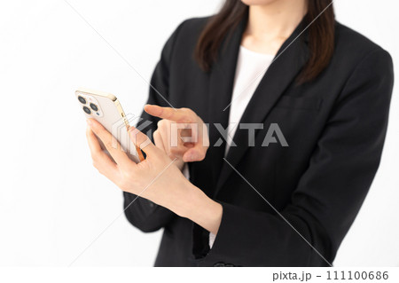 ビジネスウーマン　スマホ　顔なし 111100686