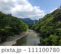 夏の青空と水上町の利根川の渓流にかかる諏訪峡大橋 111100780