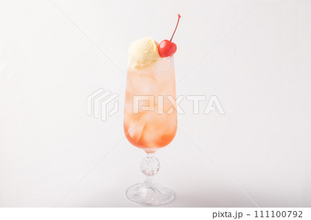 ストロベリーのクリームソーダ フロート ストロベリーのクリームソーダ フロート 111100792