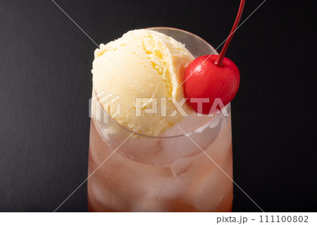 ストロベリーのクリームソーダ フロート ストロベリーのクリームソーダ フロート 111100802