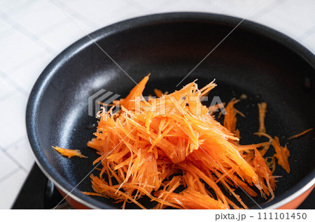 フライパンでニンジンを炒める フライパンでニンジンを炒める 111101450