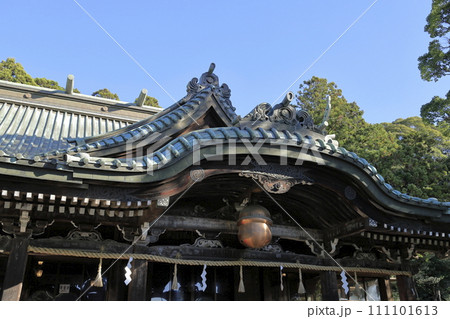 快晴の筑波山中腹に位置する筑波山神社の拝殿 111101613