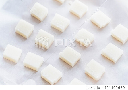 クッキングシートに並べた切った切り餅 クッキングシートに並べた切った切り餅 111101620