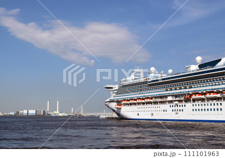 横浜港に停泊するクルーズ船 111101963