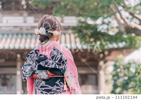 振袖を着た女性の後ろ姿 111102194