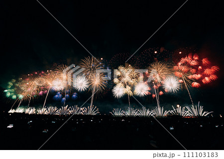 山中湖から望む夏の夜の花火 111103183
