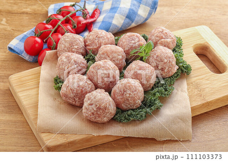 Raw pork meatball for cooking 111103373