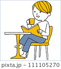 コーヒーを飲みながら読書する人 111105270