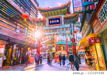 日本の横浜都市景観 希望の光…横浜中華街・善隣門。輝く新時代へ＝令和6年1月19日 111107586