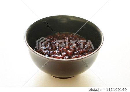 白背景の小豆で甘く煮込んだ善哉(ぜんざい) 白背景の小豆で甘く煮込んだ善哉(ぜんざい) 111109140
