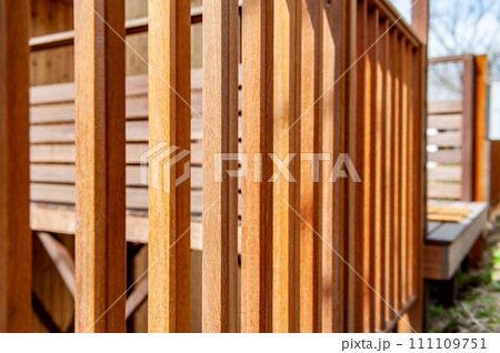 木製のフェンス、住宅の玄関アプローチ 111109751