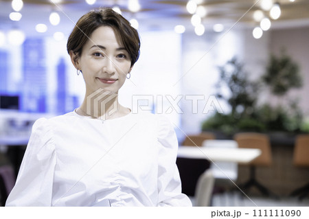 ノートパソコンを持つオフィスカジュアルのミドル女性 111111090